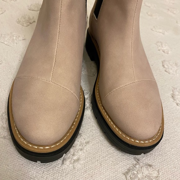Toms Skylar Puffer Sahara Nubuck Cream Tan Chelsea Lug Sole Ankle Boot - Picture 2 of 7